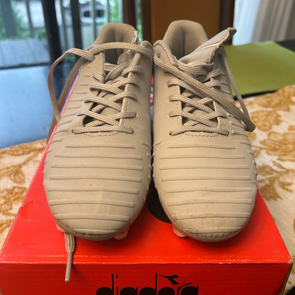 Diadora Women’s Grey Cleats